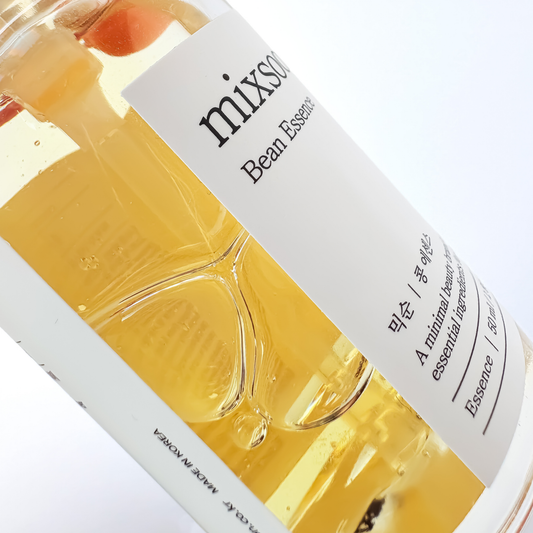 Macro Sicht der Flüssigkeit der Essenz welche für alle Hauttypen geeignet ist