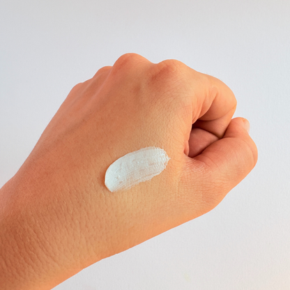 Ein gestrecktes Hand in einem Faust mit ein bisschen von dem Cleanser drauf in dem ursprünglichen Form