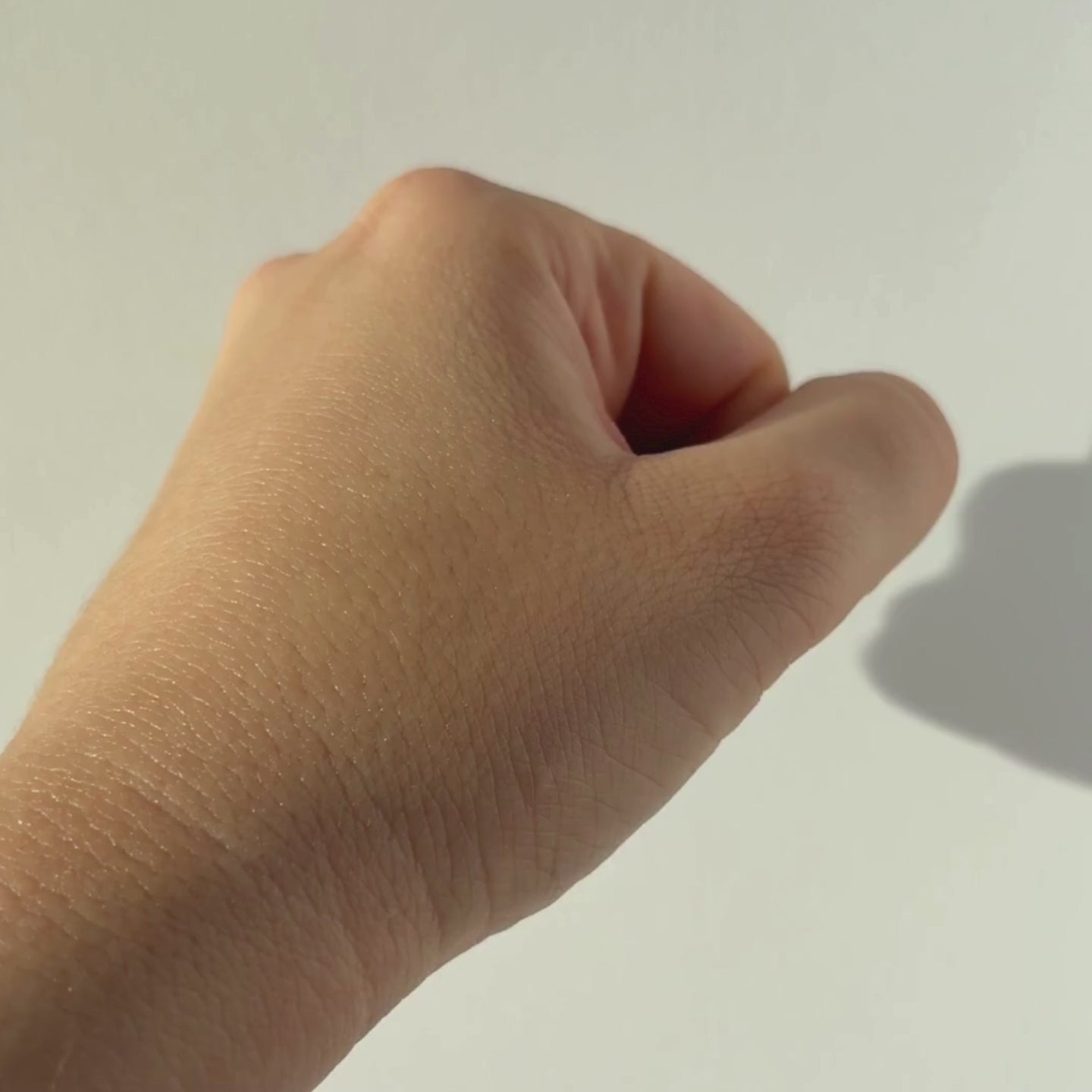 Video der Textur von dem Revive Ginseng Eye Serum vom Beauty of Joseon beim starken Tageslicht